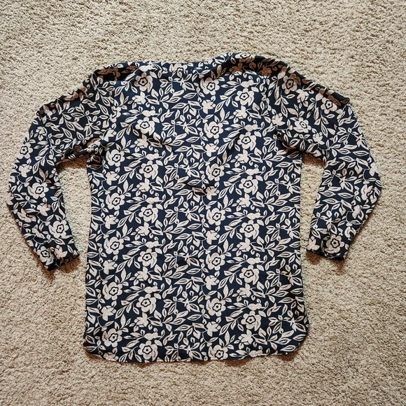 Ann Taylor petite v-neck floral blouse Size SP Colors black tan and white - Picture 12 of 13